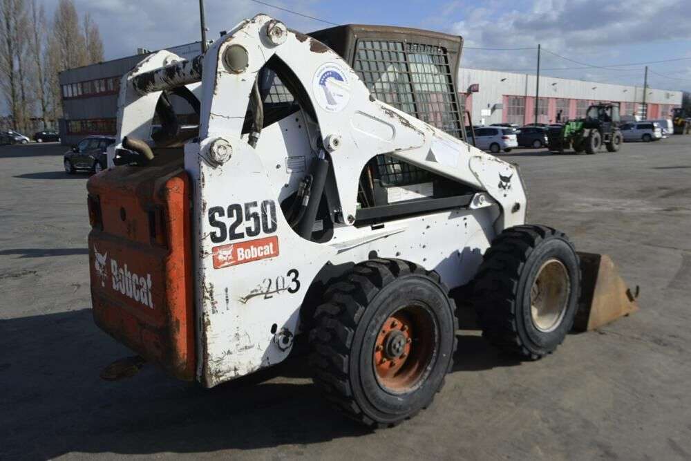BOBCAT S250 skid steer for sale by auction - Photo 3