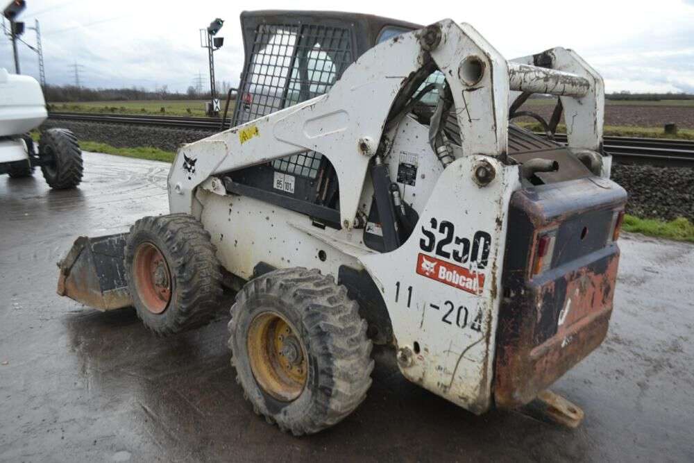 BOBCAT S250 skid steer for sale by auction - Photo 2