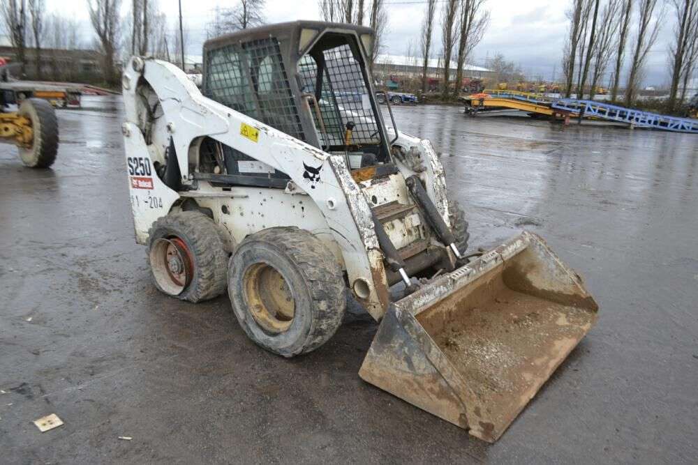 BOBCAT S250 skid steer for sale by auction - Photo 4